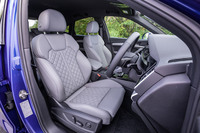 「Q5スポーツバック ファーストエディション」に標準装備されるファインナッパレザー仕立てのフロントスポーツシート。「ウルトラブルーメタリック」の外装色には、アンスラサイトのステッチが施された「ローターグレー」のシート表皮色（写真）が組み合わされる。