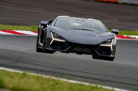 システム出力は大台超えの1015PS。0-100km/h加速のタイムは2.5秒、最高速は350km/hをうたう。