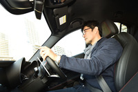 ステアリングを握る筆者。