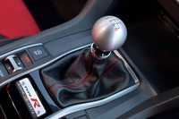 トランスミッションは6段MT。シフトノブはアルミ製となる。