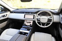 直線基調ですっきりとデザインされたインテリア。物理的なスイッチ類が少ないことからも、その印象が強くなる。