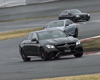 富士スピードウェイを走る「AMG E63 S 4MATIC＋」。0-100km/h加速＝3.4秒というスーパースポーツ級の動力性能を発揮する。