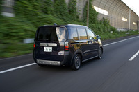 衝突被害軽減ブレーキやアダプティブクルーズコントロールなどは全グレードに標準装備。ただし、マルチビューカメラシステムはハイブリッドの一部グレードにオプション設定されるのみで、純ガソリン車には装着できない。