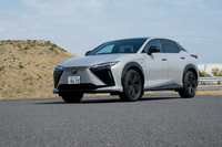 「レクサスRZ」はモーターや電池などを刷新して2025年12月に発売された最新モデル。「RZ550e“Fスポーツ”」はステアバイワイヤシステムを搭載するトップパフォーマンスグレードだ。