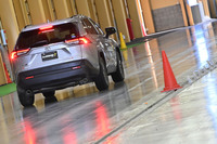 「TTCH」の屋内氷盤試験場に設けられた直線コースで制動テストを行った。写真は乗用車向けの「アイスガード7」を装着した「RAV4」のフル制動シーン。