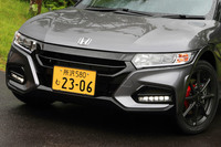 フロントマスクにはLEDフォグライトやグリル一体型のバンパーを装着。バンパーについては、グリル内にエアロガイドフィンを設けるなど、積極的にアンダーボディーへと風を流す構造としている。