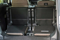 3列シーターでも2列目シートをタンブルアップすれば1525mmの荷室長が得られる。床面に折りたたまれた3列目シートや、展開時にシートを固定するフックなどが露出してしまうのが難点だが。