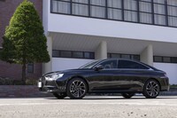 DSとしては初となるフォーマルサルーンの「DS 9」。試乗車は純ガソリンモデルの上位グレード「オペラ」で車両本体価格は699万9000円。