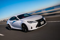 足まわりには、改良型ショックアブソーバーや高剛性ブッシュの採用に加え、走行テストを重ねて再チューニングを実施。フラットな車両姿勢と高い運動性能の両立を目指したという。