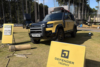 「ディープサンドグローイエロー」のカラーリングが目を引く「ディフェンダー トロフィーエディション キュレーテッドフォージャパン」。世界規模のアドベンチャー競技「ディフェンダートロフィー」の開催を記念して設定された限定車だ。