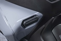 ライダーの左前方には、パーキングブレーキのレバーが備わる。機構としては、ヤマハ初のラチェットレバー式を採用。操作時の感触にもこだわったとアピールされる。