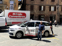 目下サルヴァトーレさんの次期主力戦闘機候補は、2代目「シトロエンC4ピカソ」。客待ち中、同僚のクルマを見せてもらう。