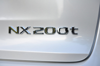 「NX」はハイブリッドの「300h」と、2リッターガソリンエンジンを搭載する「200t」の2グレード構成。200tの価格帯は428万～518万円。