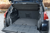 上下2分割式のテールゲートを持つ荷室は、容量432～1241リッター。ラゲッジボードは高さを3段階に調節することができる。（写真をクリックすると荷室のアレンジが見られます）