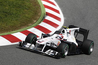 好調だった冬のテストから一転、シーズン突入後に苦戦をしいられていたザウバーは、スペインでようやく帳尻が合ってきた。小林可夢偉（写真）は予選Q3進出で10番グリッド獲得。予選12位の地元のベテラン、ペドロ・デ・ラ・ロサとともに上位を狙ったが、2人とも運が味方してくれなかった。小林はスタート直後にロバート・クビサと接触したことで順位を落とし、その後はビタリー・ペトロフに抑え込まれ結果12位完走。デ・ラ・ロサもセバスチャン・ブエミと当たりタイヤを痛め、早々にリタイアをきっした。（写真=Sauber）