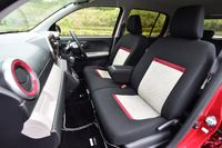 「ブーン シルク」「パッソ モーダ」のシート表皮はスエード調トリコット（写真）。そのほかのモデルでは、ジャージが用いられている。