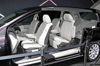 
	ニューMPVは快適性でも向上したとか。大き目のセカンドシート、クッションチルト機構やオットマン、大型ヘッドレストなどが用意されるという。
	 