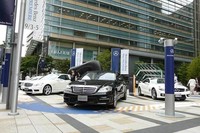 メルセデスの環境技術とスポーティモデルを展示の画像