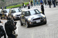 六本木ヒルズを後にする「MINI E」。
