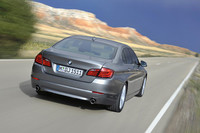実際のパフォーマンスは、「550i」の0-100km/h加速が5.0秒、「535i」の同値が6.0秒と伝えられる。