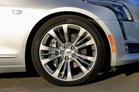 アルミホイールのサイズは、20インチ（写真）のほかに、19インチと18インチが設定されている。