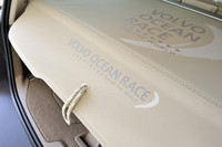 ラゲッジカバーは「ボルボ・オーシャンレース」のロゴプリントが入ったものに。ロープのストラップがいい雰囲気（写真は「XC70」）