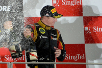 この週末、背中の痛みから出走取りやめも考えられたというロータスのライコネン。痛み止めを打ち、ただでさえ過酷なシンガポールの長い夜を戦い抜いた。予選13位からポイント圏内に駒を進め、そしてセーフティーカーを好機に4位に。レース終盤にはジェンソン・バトンをコース上で仕留め3位表彰台を獲得した。（Photo=Ferrari）
    