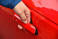 ドアハンドルは横に引っ張るタイプから、斜め上に引き上げるものに変更された。