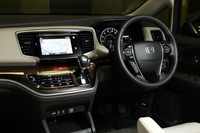 ダッシュボードもシートも真っ黒な「アブソルート」に対し、標準車はシートやインパネなどにアイボリー、木目調パネルにブラウンを採用している。