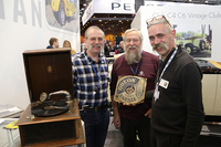 C4／C6ヴィンテージ・クラブの皆さん。右がジェラール・ブララン会長。メンバーは約80名とのこと。