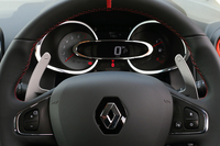 メーターのアップ。ステアリングホイールの内側に見えるチタン製シフトパドルは、アライアンスを組む日産の「GT-R」と同じもの。