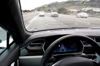 車線の維持や車速の制御に加え、「テスラ・オートパイロット」には車線変更を自動で行う「オートレーンチェンジ」機能が備わっている。