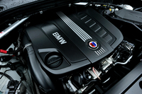 3リッター直6ツインターボ（ビターボ）エンジンは350psと71.4kgm（700Nm）を生み出す。JC08モード燃費は15.9km/リッター。駆動方式はALLRAD（4WD）のみ。