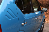 「フロンテクーペ」および初代「セルボ」をモチーフにしたという、三角形のCピラーと3本の疑似スリット。