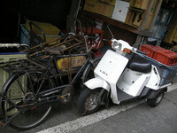 【変わらぬもの1】築地市場内における定番車「ホンダ・ジャイロ」。