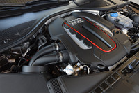 V8エンジン近影。走行条件により半数のシリンダーで燃焼をストップ。“V4状態”で燃費を稼ぐ。欧州NEDCモードでの燃費値は、「S6」「S7スポーツバック」ともに10.4km/リッター。