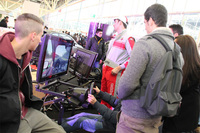 実車よりも、脇に置かれたゲームのほうに若者の人だかり。近年のボローニャでは、こうした光景が当たり前になっていた。