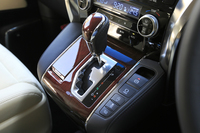 シフトセレクターなどが備わるセンターコンソールの様子。新型「アルファード」には、足踏み式ではなく、ボタンで操作する電動パーキングブレーキが採用されている。
    