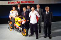 4輪部門に先立ち、2輪のモータースポーツ体制も発表された。
最高峰クラス「MotoGP」で戦う、ニッキー・ヘイデン（マシン上）と中野真矢（写真中央）が会場に姿を見せた。
