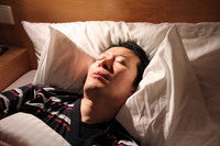 巨大枕のおかげで、1970年代メルセデスオーナー気分になって眠りにつく筆者。