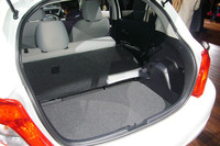 奥行きが15cmほど広がった荷室。FF車に限り、フロアの高さを12cm下げられる「アジャスタブルデッキボード」が選べる。