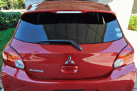 後席は6：4の分割可倒式。中央席にも3点式シートベルトが備わる。写真の車両にはディーラーオプションのシートカバーが装着されている。（写真をクリックするとシートの倒れるさまが見られます）