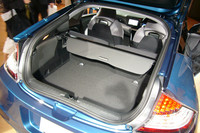 荷室は、簡単なレバー操作でフルフラットにすることができる。容量は最大401リッター。