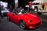 今回のショーでは特に新型車などのお披露目はなかったマツダだが、「MX-5ミアータ」のまわりには、常に人だかりができていた。
    