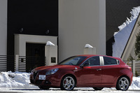 雪景色の長野・軽井沢で。今回のテスト車は、ピレリの冬用タイヤ「ウインター ソットゼロ3」（225/40R18 92V）を装着していた。