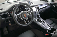 別の角度から見た運転席まわり。機能やデザインの点で「スポーツカーに見られる、あらゆる性質を備える」とうたわれる。
    