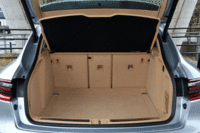 ラゲッジルームの容量は、後席を起こした状態で500リッター、たたんだ状態で1500リッターとなっている。（写真をクリックするとシートの倒れる様子が見られます）
    