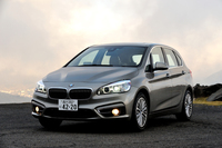 BMW 218iアクティブツアラー ラグジュアリー
    ボディーサイズ：全長×全幅×全高＝4350×1800×1550mm／ホイールベース：2670mm／車重：1490kg／駆動方式：FF／エンジン：1.5リッター直3 DOHC 12バルブ ターボ／トランスミッション：6段AT／最高出力：136ps/4400rpm／最大トルク：22.4kgm/1250-4300rpm／タイヤ：（前）205/55R17 91W （後）205/55R17 91W／価格：381万円