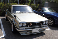 新旧・国産スポーツカーの姿もあちらこちらに。ハコスカの愛称で知られる3代目「日産スカイライン」。
    