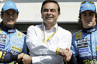 ルノーのトップとしてGP初お目見えとなったカルロス・ゴーン（中央）とルノードライバー。（写真＝ルノー）